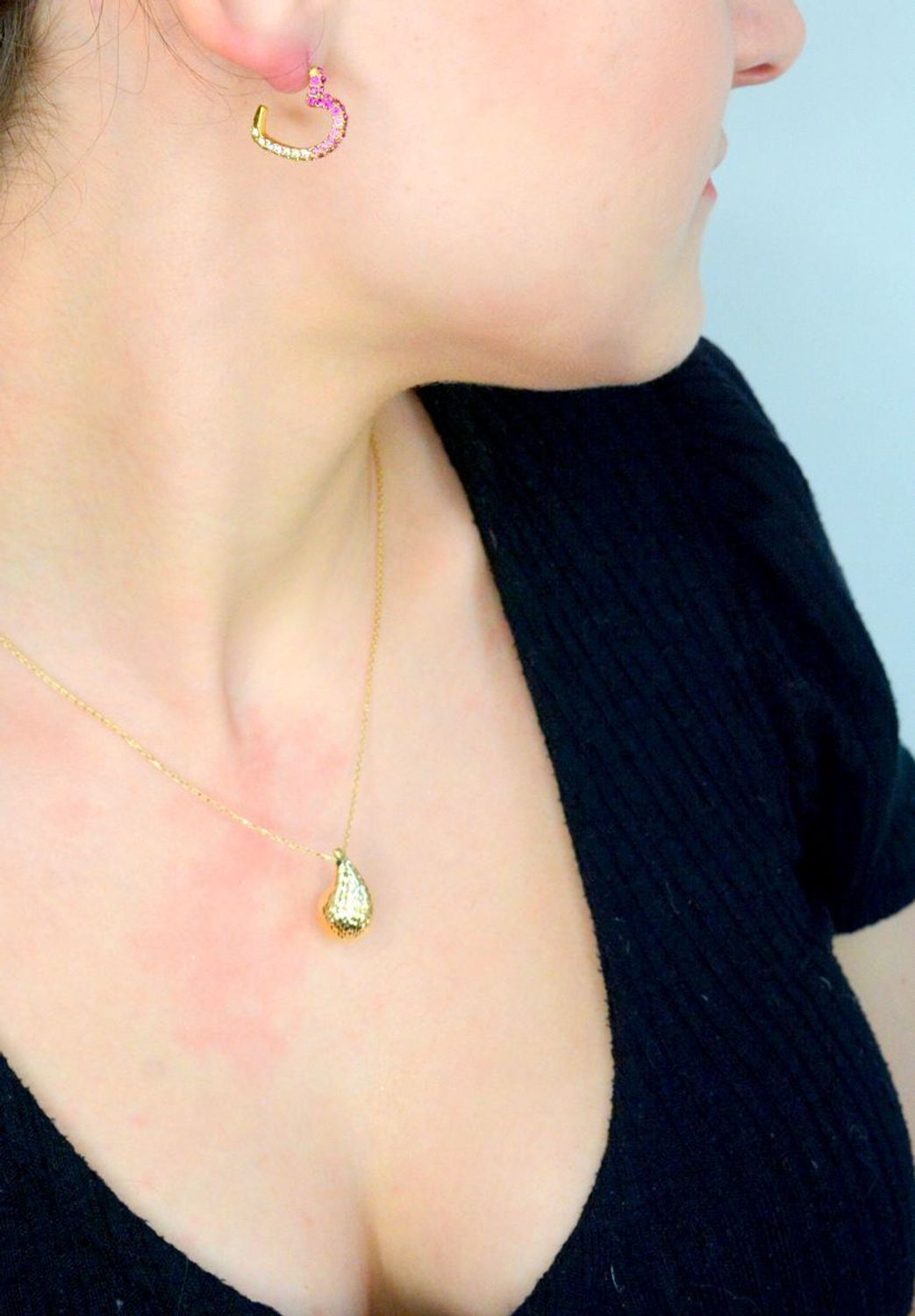 Złoty naszyjnik damski. Złoty naszyjnik z kroplą. Naszyjnik damski złoty próby 375. Naszyjnik damski celebrytka z modnym wzorem. Naszyjnik na prezent (1).jpg